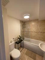 Large Apartments next to East Midlands Airport with Free Gated Parking! - Chambres d'hôtes Castle Donington