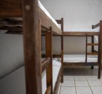 Lit Simple dans Dortoir Mixte