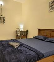 Habitación con cama extragrande y balcón