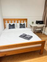 Habitación con cama extragrande y balcón