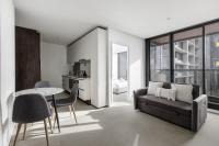 Modern Nomads Prime CBD 2BR Modern City Haven with Pool & Gym - B&B Melbourne
