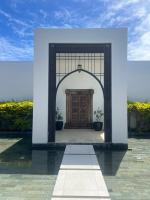 Blue Palm Villa with Private Pool & Tropical Garden - B&B