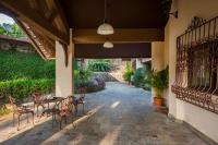 SaffronStays Sea Sparkle - 4BR beachfront villa with lawn, deck & gazebo near Kashid-Murud beach - Chambres d'hôtes Adi