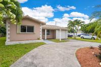 Stunning 4BR Oasis with Pool, 14 minutes to the Ocean - Chambres d'hôtes Hollywood
