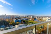 Sunny Apartment with amazing Terrace on the 13th floor near City Center - Chambres d'hôtes Bratislava