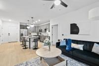 Modern Vibes 2 Bedroom Condo and Secure Parking - Bed and Breakfast Birmingham