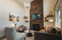 Valley View Resort Cabin 16, 1-Bed, Modern-Luxury with Hot Tub in Canaan Valley, WV - Bed and Breakfast Davis