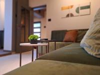 HILL Lux Apartman 1, FREE Secure private yard PARKING 2 place, DESIGNER home & WI-FI rooms & SMART TVx3 & 2 Bedroom & Rooms & Apartments Nis - Chambres d'hôtes Niš