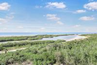 Beachfront condo with views of beach, pool and grill - B&B Marco Island
