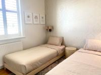 Seaside Escape- 2 bedroom Central Cottage - B&B