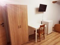 Chambre Triple avec Douche & Toilettes Communes