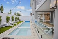 Hamptons in Torquay - 5 bath, Pool, Spa & Theatre! - B&B