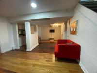Fabulous House 2 Levels 5 rooms fully renovated next metro - Chambres d'hôtes Montréal