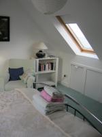 Zimmer mit Kingsize-Bett und Meerblick