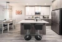 Spacious 3BR Duplex, Near Downtown & Shopping! FREE Banff Pass, Netflix, Wine, Parking! Group of up to 16 - Ask us! - B&B Calgary