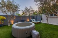 Hot Tub - 5 min to Beaches - Private Garden - Netflix - B&B Lámpeia