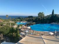 CAP ESTÉREL studio 4 pers équipé, belle vue Golf, centre village PIERRE & VACANCES , PARKING inclus et 5 PISCINES accès gratuit, CLIM, WIFI, TV, lave-vaisselle et lave-linge,four, plancha - Ferienwohnung Saint-Raphaël