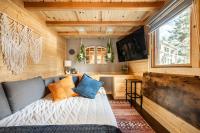Santacon Tiny Ski Chalet in Woodland Park - B&B