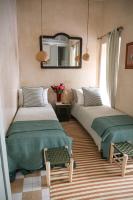 Tweepersoonskamer met 2 Aparte Bedden ent Uitzicht op het Zwembad