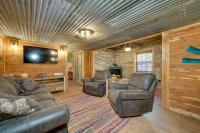 Relaxing Hochatown Cabin with Deck and Hot Tub! - B&B Stephens Gap