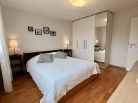 179 Comfortable sunny quiet good location and free parking included - B&B