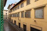 Via Benedetta, 13 - Florence Charming Apartments - Florentine Gem Steps from Station - Prime Spot! - B&B