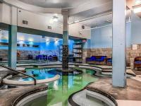 C111 Canmore World Class Solara Resort - Hot tub, Pool, Gym, AirCon, Free Parking & Netflix - Chambres d'hôtes Canmore
