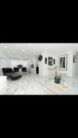 Modern and luxury 3500 sq feet house jetted tub over 10000 sq feet lot - B&B Edmonton