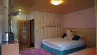 Zimmer mit Kingsize-Bett und Gartenblick.