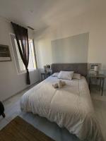 Luxury 2-BR Apartment in The Nook with Lift Access and Prime Central Location - B&B Gibraltar