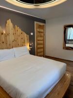 Two-Bedroom Deluxe Apartment with Balcony