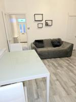 Hollinwood Immaculate Home - B&B Moston