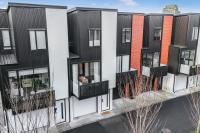 Inner City Spacious, Modern Apartment -By KOSH BNB - B&B