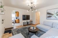 4 Bedroom 2 and a half bath that Sleeps 8 Near it all Ford Telegraph - B&B