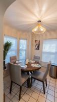 4 Bedroom 2 and a half bath that Sleeps 8 Near it all Ford Telegraph - B&B Dearborn