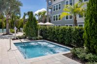 Gated Resort Style 1BR - KING Bed, Pool Views, SPA Hot Tub, Gym, WiFi, Wash & Dry, AC, Elevators, Starbucks, EV CHRG Station, Free Parking, Pets -- IDEAL FOR Medical, Business, Relocation, Long Stays - by Moffitt Cancer Ctr, USF, River Hills Country Club - Chambres d'hôtes Tampa