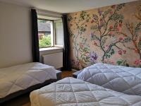 Dreibettzimmer mit Gartenblick