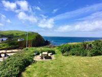 Coach House, Hope Cove, overlooking the beach - B&B