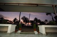 Zimmer mit Kingsize-Bett und Meerblick