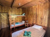 Deze driepersoonskamer heeft een gedeelde badkamer.