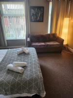 GO BIG ! Entire cozy House for max 8 people near city center - Chambres d'hôtes Manchester