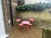 Charming Apartment in West Ealing, 12 Mins to Central London by Train, Free Parking, 8-Min Walk to Station - Bed and Breakfast Londen