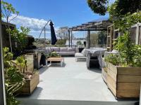Luxury townhouse with aircon, huge balcony & hot tub - B&B