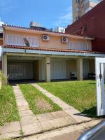 Casa 4 dormitorios 1 quadra da praia - Chambres d’hôtes Torres