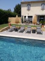 Villa avec piscine dans quartier résidentiel - B&B
