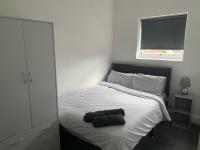 Spacious 4 Bedroom Townhouse - B&B Leeds