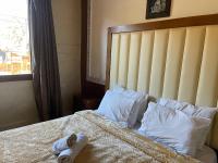 Kamer met Kingsize Bed en Uitzicht op de Bergen