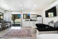 Modern Studio Suite with Kitchen by Miracle Mile - B&B