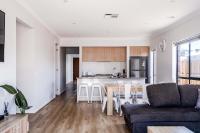 The Robinson Spacious and Modern Family Home - B&B
