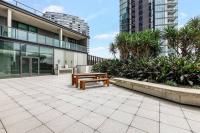 Soaring Heights - Vibrant Docklands Living with Pool - Chambres d’hôtes